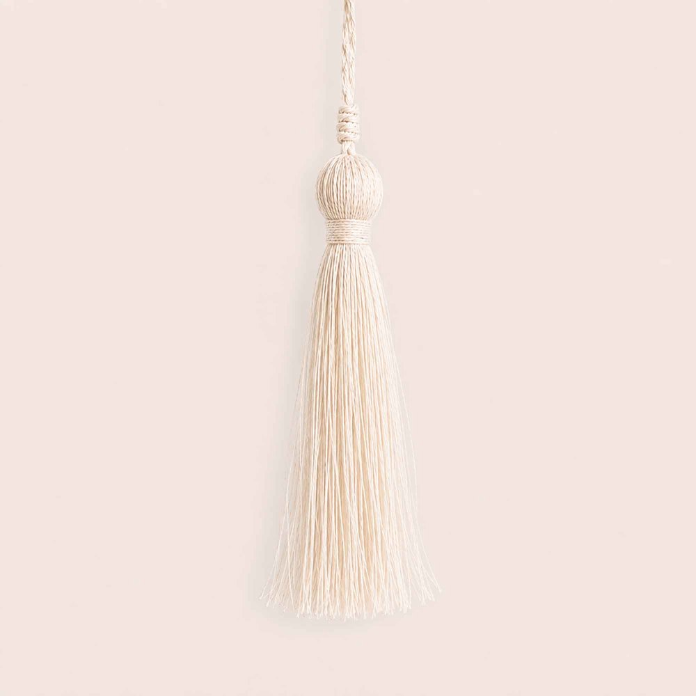 10 Borlas color crema